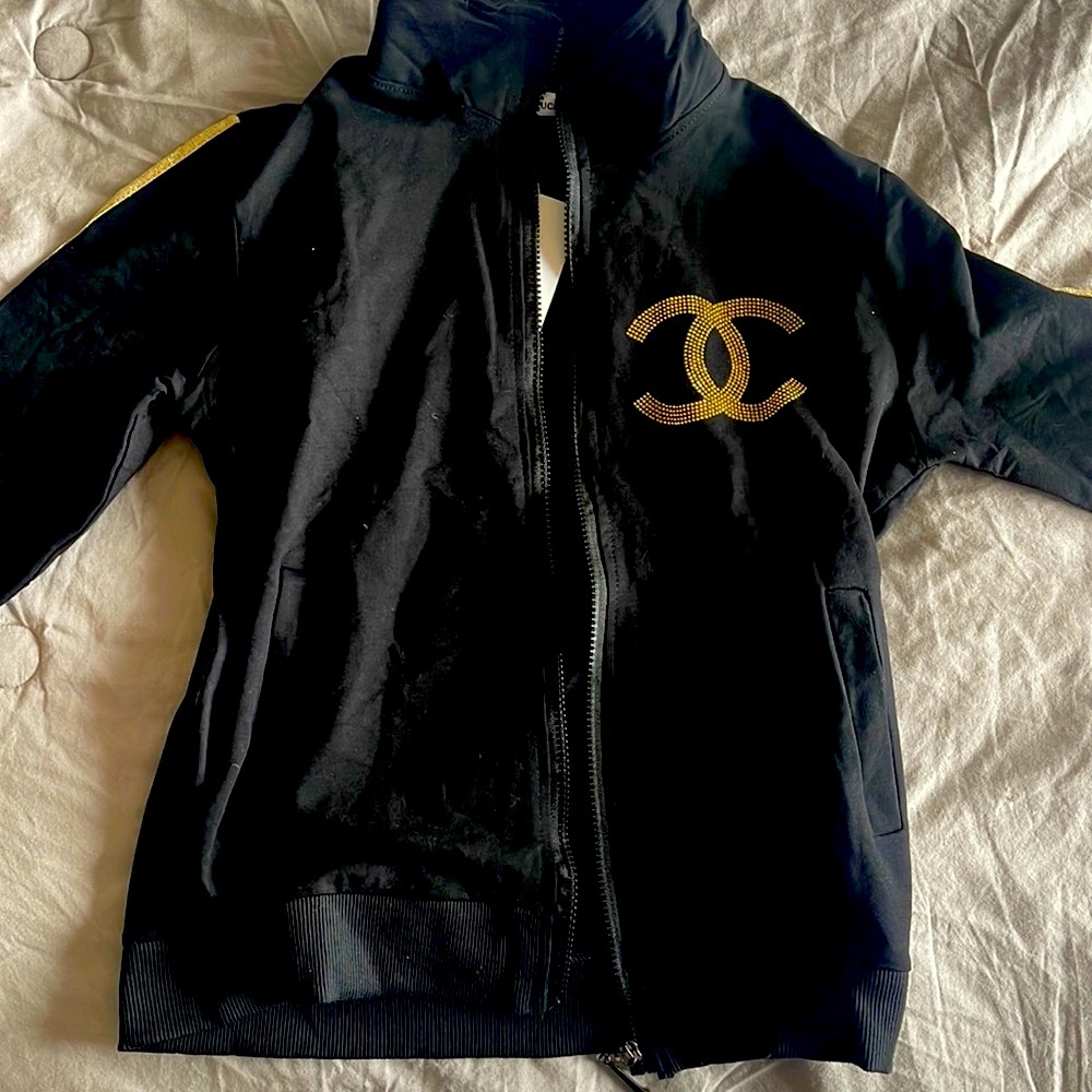 Fashion top and zip up. Size M